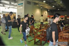 学员参加木雕家具展