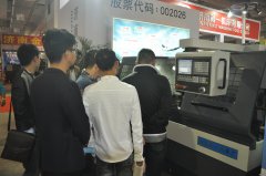 学员参加数控机械设备展